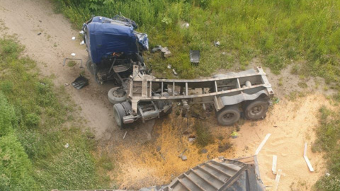 Водитель большегруза погиб на Сахалине, вылетев с моста