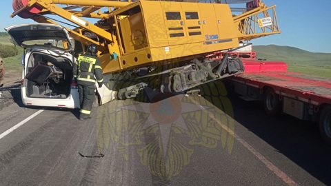 Автокран раздавил минивэн на трассе в Забайкалье, два человека погибли