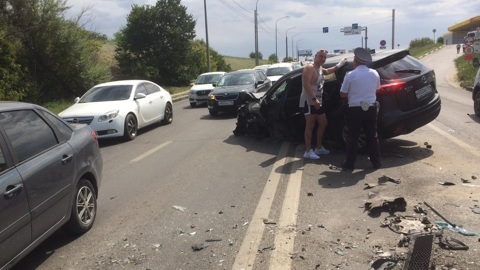 Водитель погиб в ДТП с участием четырех авто в Волгограде