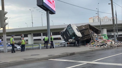 Грузовик засыпал мусором тротуар на юге Москвы