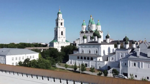 Астраханская область: падающая колокольня и железная дорога по воде