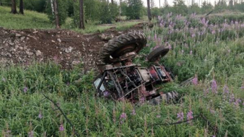 В Бурятии тракторист погиб, перевернувшись на лесной дороге