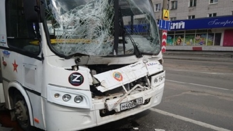 Автобус столкнулся с грузовиком в Северодвинске, пострадали 16 человек
