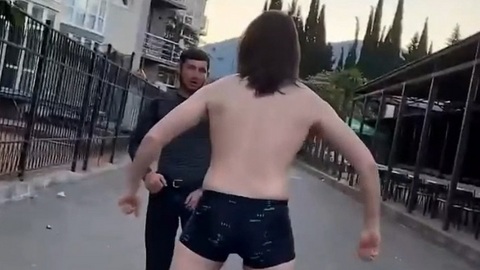Житель Сочи избил туриста из-за длинных волос