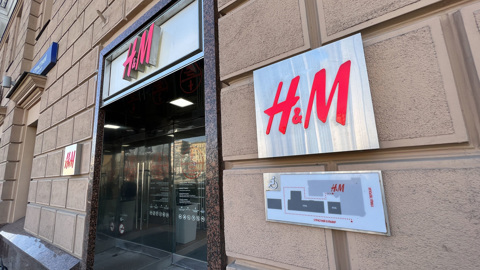 H&M на время возобновит работу магазинов в России