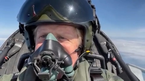 Борис Джонсон поднялся в небо на истребителе Typhoon