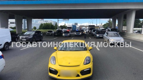 Москвич упал с моста на дорогостоящий Porsche