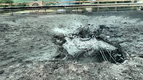 Единственный в Херсоне мост через Днепр сильно поврежден после удара ВСУ