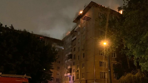 Пожарные потушили крупный пожар в жилом доме на Ленинском проспекте