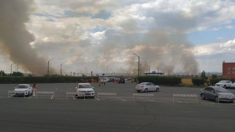 Степной пожар вспыхнул около аэропорта в Орске