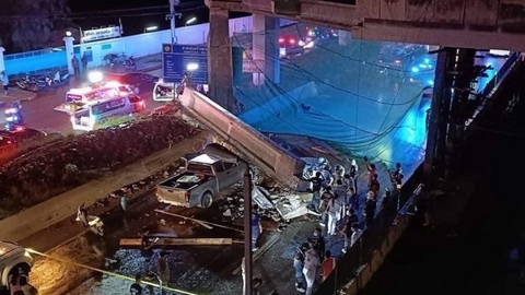 Два человека погибли при обрушении моста на дорогу в Таиланде