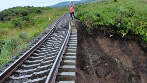 Пригородный поезд сошел с рельсов на Сахалине из-за подтопления пути