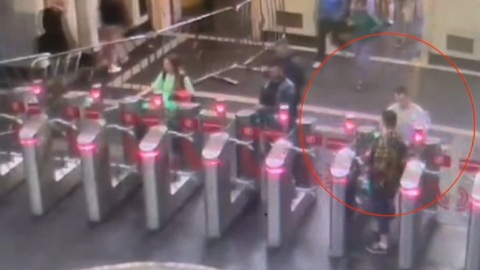 Безбилетник напал на принципиальную пассажирку в метро