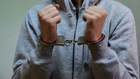 Двух красноярских полицейских арестовали за многочасовое избиение задержанного