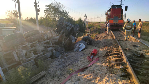 Под Анапой водитель фуры погиб, столкнувшись с локомотивом