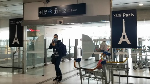 Полицейский открыл огонь в здании парижского аэропорта