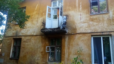 В жилом доме Уфы обрушился балкон с людьми