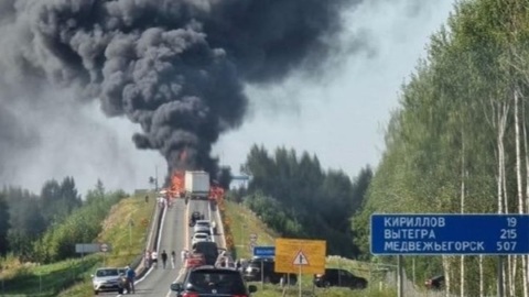 Семь легковых авто и грузовик сгорели в аварии на вологодской трассе
