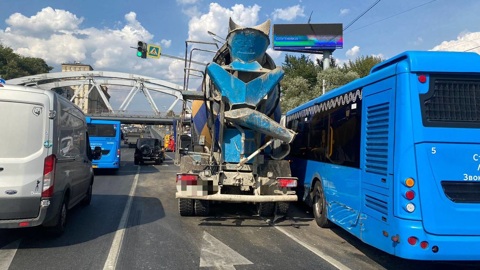 Бетономешалка протаранила автобус на юге столицы