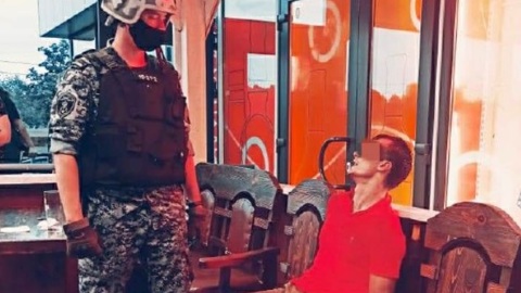 Напавшего с ножом на школьницу в Петербурге отправили под арест