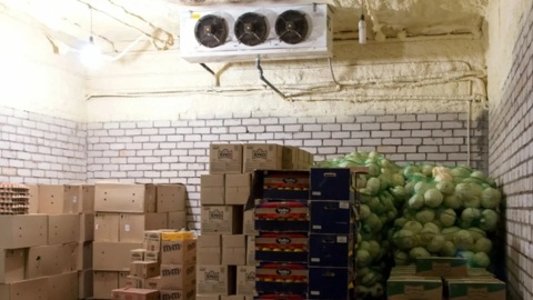 Недовольного просрочкой школьника заперли в магазине в холодильнике