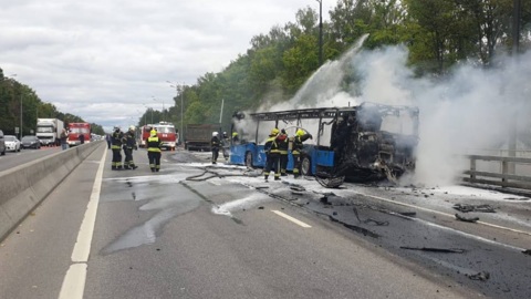 Автобус вспыхнул после ДТП с грузовиком в Москве, есть пострадавшие
