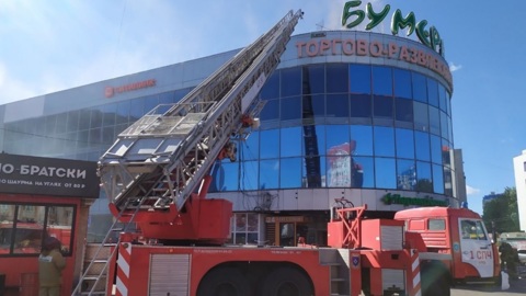 Курские пожарные тушат загоревшийся торговый центр