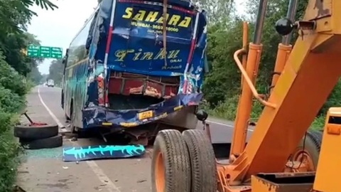 Четверо погибли в столкновении грузовика с автобусом в Индии
