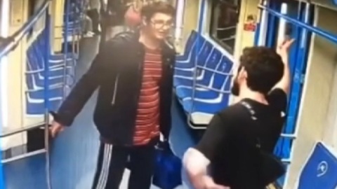 Обиженный на попутчиков пассажир распылил газ в вагоне метро