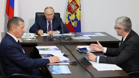 Путин призвал сообща вытащить людей из трущоб