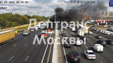 Из-за полыхающего автомобиля на МКАД возникла пробка