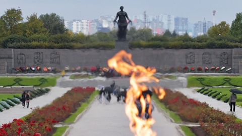 На Пискаревском кладбище почтили память жертв блокады Ленинграда