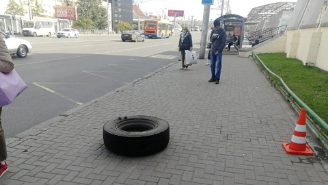 Отвалившееся от автобуса колесо сбило женщину на остановке в Омске