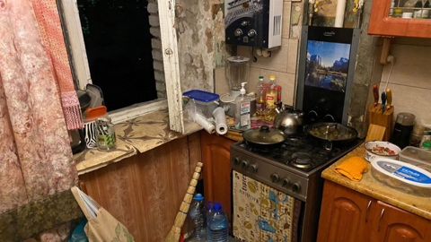 Истощенного ребенка и тела двоих взрослых нашли в подмосковной квартире