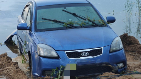 Спасатели достали из карьера утонувший автомобиль с двумя телами