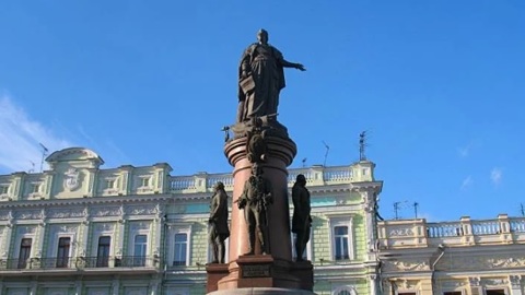 Вандалы раскрасили памятник основательнице Одессы
