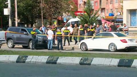 Вооруженный налетчик захватил заложников в грузинском банке