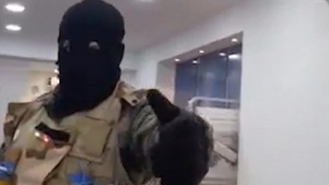 Захвативший заложников в Кутаиси налетчик угрожает взорвать банк