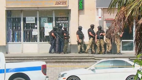Удерживающий заложников в Кутаиси потребовал удочку и флаг РФ