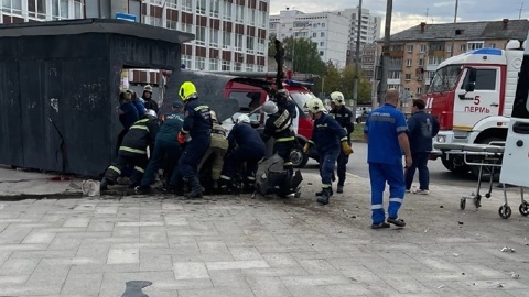Из-за протаранившей остановку иномарки погибла пенсионерка