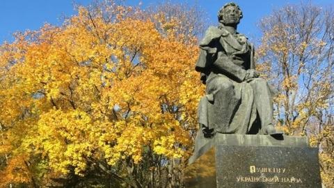 Памятник Пушкину в Киеве обезобразили вандалы