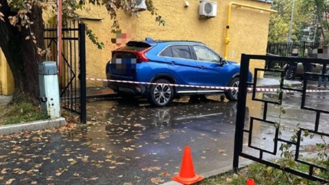 У припаркованной машины в Москве застрелены мужчина и женщина