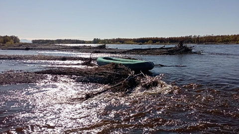 Лодки с туристами перевернулись на реке в Магаданской области