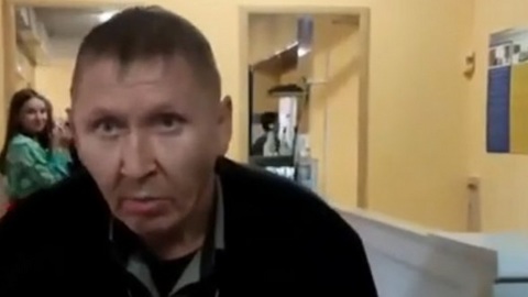 Охранник школы распылил баллончик в лицо матери ученика