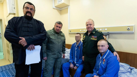 Стивен Сигал и Владимир Соловьев навестили росгвардейцев в госпитале