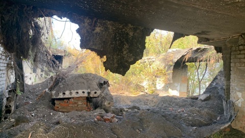 В Приморье на подростков обрушилась часть строения, один из юношей погиб