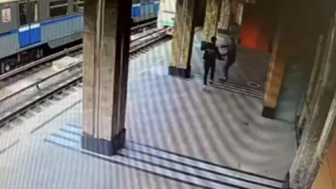 Пассажир столичного метро избил попутчика из-за внешнего вида