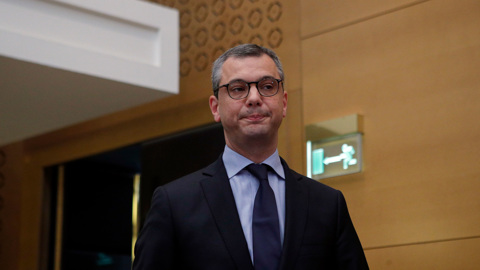 Главе администрации Макрона предъявили обвинение