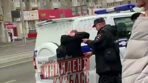 Кемеровский студент пырнул ножом знакомого у входа в техникум