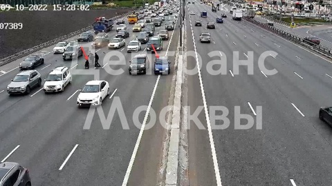 Байкер и две легковушки столкнулись на МКАД